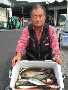 由布市の佐藤さん、良型イサキ、アジの数釣りを楽しんだ